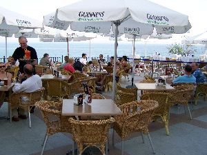 ENCLAVE. La terraza Cochran's de Nerja incluye además un restaurante y un pub irlandés.
