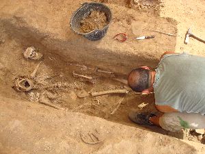 APOYO. Durante el verano, voluntarios colaboran en la exhumación de restos. / M. A. BARRANQUERO/ PDS