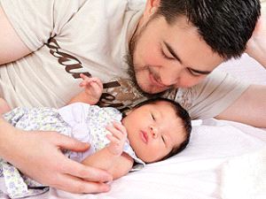 El primer hombre que da a luz muestra a su hija