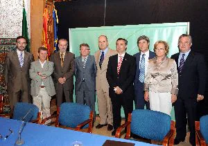 PROTOCOLO. Chaves, con los presidentes de las diputaciones andaluzas, ayer.