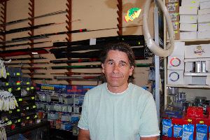 Juan José Alarcón, encargado de una tienda de pesca: «Se ponen muchas trabas a quienes practican la pesca»