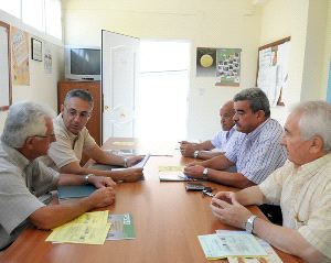 ENCUENTRO. Lozano con los representantes de la asociación. / SUR