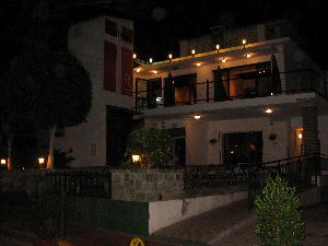 Pub con terraza. Cerveza y trivial a orillas del mar