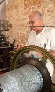 ORGULLOSO. Pavón da unos retoques al reloj de La Palma. / L. M.