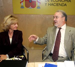 Solbes y Elena Salgado, durante la reunión del Consejo de Política Fiscal y Financiera del pasado 22 de julio. / SUR