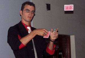 MAGIA. Jesús Castejón durante uno de sus trucos.