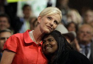 Cindy McCain con su hija Bridget, nacida en Bangladesh. / AP