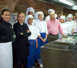 DEDICACIÓN. Son muchos los jóvenes que se han formado en la Escuela de Hostelería. / SUR