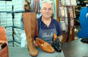 OFICIO. Vera hace zapatos de manera artesanal. / J-L