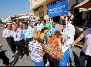 CAMPAÑA. El PP pretende recoger mil firmas en Rincón a favor de la iniciativa. / E. GUZMÁN