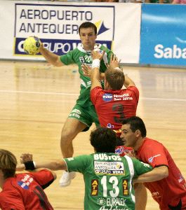 El Antequera y el Torrevieja empatan en un partido 'loco'