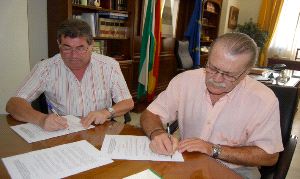 FIRMA. El alcalde, José Miguel Fernández, en la firma. / E. G