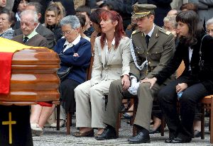 DESOLADOS. Familiares del brigada sesesinado, ante el féretro durante el funeral. / EFE