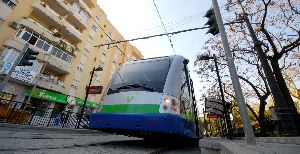 PASAJEROS. El tranvía entre Vélez y Torre del Mar pierde más de 130.000 viajeros en el segundo año de funcionamiento. / EVA GUZMÁN