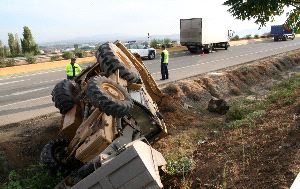 VUELCO. La excavadora se salió de la vía y volcó tras el choque. / A. FUENTES