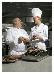 LECCIÓN. La becaria Mie Bostlund, con el chef Juan Mari Arzak. / sur