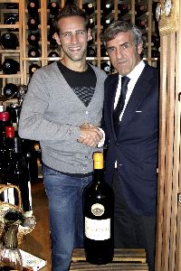 VINO. Gonzalo Miró, junto al bodeguero José Moro. / EFE