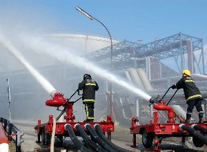 ACTUACIÓN. Un momento del simulacro que se llevó ayer a cabo en Cepsa. / SUR