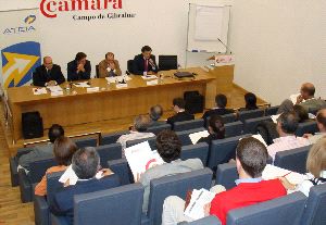 APERTURA. Varios asistentes a las jornadas atienden a las explicaciones de los conferenciantes. / SUR
