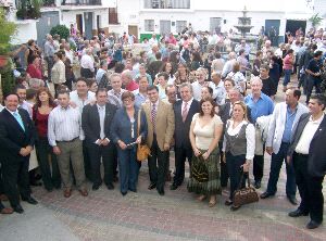 AUTORIDADES. El presidente de Diputación, la alcaldesa de Algarrobo y otros dirigentes, ayer. / E. C.