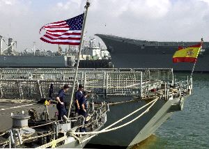 MANDO CONJUNTO. Banderas de España y Estados Unidos ondean en la base naval. / EFE