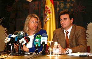 CRÍTICA. La alcaldesa, ayer, acompañada por el portavoz municipal, Félix Romero. / JOSELE-LANZA