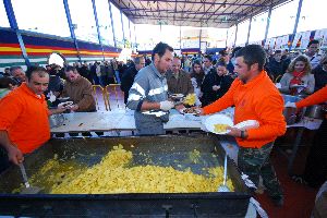 DEGUSTACIÓN. Durante la fiesta se pudieron degustar 800 kilos de patatas guisadas y 500 litros de vino del terreno. / EVA GUZMÁN