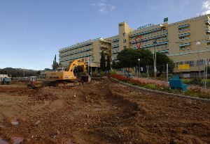 OBRAS. Los trabajos de ampliación del hospital han eliminado aparcamientos. / JOSELE-LANZA