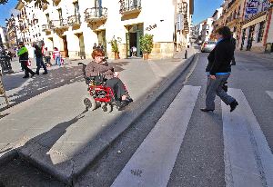 ACCESIBILIDAD. Un bordillo no adaptado impide la movilidad a los discapacitados. / EVA GUZMÁN