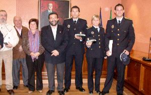 ACTO. Palomas, Bellido y Pérez, con los tres nuevos agentes. / E. C.