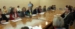 REUNIÓN. La alcaldesa se citó ayer con los responsables de los colectivos sociales que se integran en la plataforma. / JOSELE-LANZA