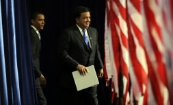 Obama y Richardson se disponen a comparecer ante los medios informativos, ayer, en Chicago. / AFP