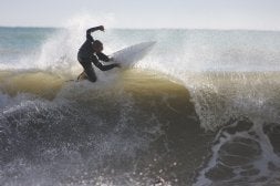 El surfista malagueño Zeus Leiva vence en Chiclana