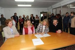 La alcaldesa y el teniente de alcalde cedieron a los vecinos parte del antiguo colegio como sede.
