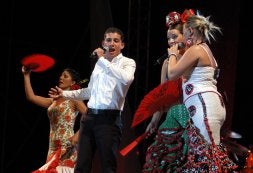 El nerjeño Antonio Cortés, con sus compañeras. / SUR