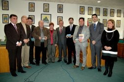 El presidente de la Diputación, Salvador Pendón, entrega a El Borge, Cómpeta y Totalán sus planes generales. /E. G.