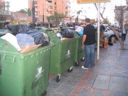 Fuengirola endurece las multas por tirar la basura a deshora o dejar muebles en la calle