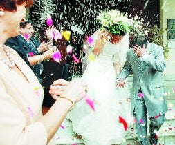 Los novios se ven obligados a reducir los gastos para poder contraer matrimonio. / R. M.