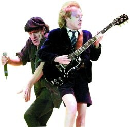 El guitarrista Angus Young y Brian Johnson, vocalista del grupo. / EFE