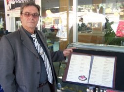 Lorenzo Reche está al frente del restaurante de la Cueva. / E. C.