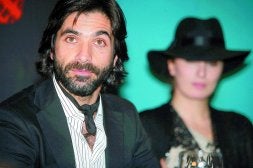 El torero Javier Conde, ayer junto a su mujer, Estrella Morente.