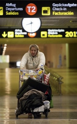 Los 'sin techo' llevan sus cosas en los carros del aeropuerto. / ANTONIO SALAS