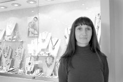 Alicia Roca, dependienta de joyería: «Vendemos más joyas en primavera y otoño»