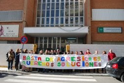 El equipo docente, a las puertas del centro. /M. JAIME