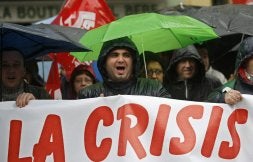 Los asistentes, 15.000 según la organización, desafiaron a la lluvia durante toda la marcha. / JAVIER BARBANCHO. REUTERS