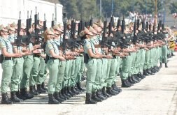 El desembarco de los caballeros legionarios en el puerto malagueño y el posterior desfile es uno de los momentos más esperados por los malagueños cada Jueves Santo. / SUR