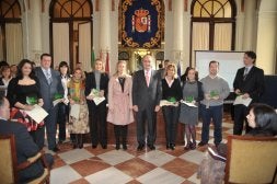 Carolina España y Francisco de la Torre, en el centro, junto a algunos de los galardonados ayer. / SUR