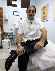 ESPECIALISTA. El doctor Maestro, en su consulta. / A. VÁZQUEZ