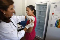 Sanidad ha incluido de forma gratuita la vacuna en el calendario oficial para niñas de 11 a 14 años./ ANTONIO VÁZQUEZ