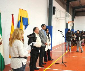 TRIBUTO. Acto de descubriento de la placa de Juan Arrabal. / SUR